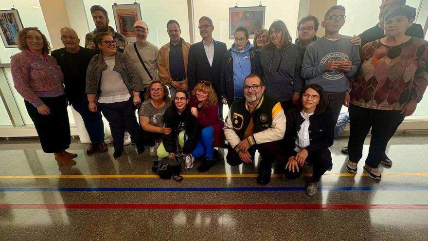 Foto de familia de escritores, fotógrafos y autoridades en el hospital Valle del Nalón. | D. O.