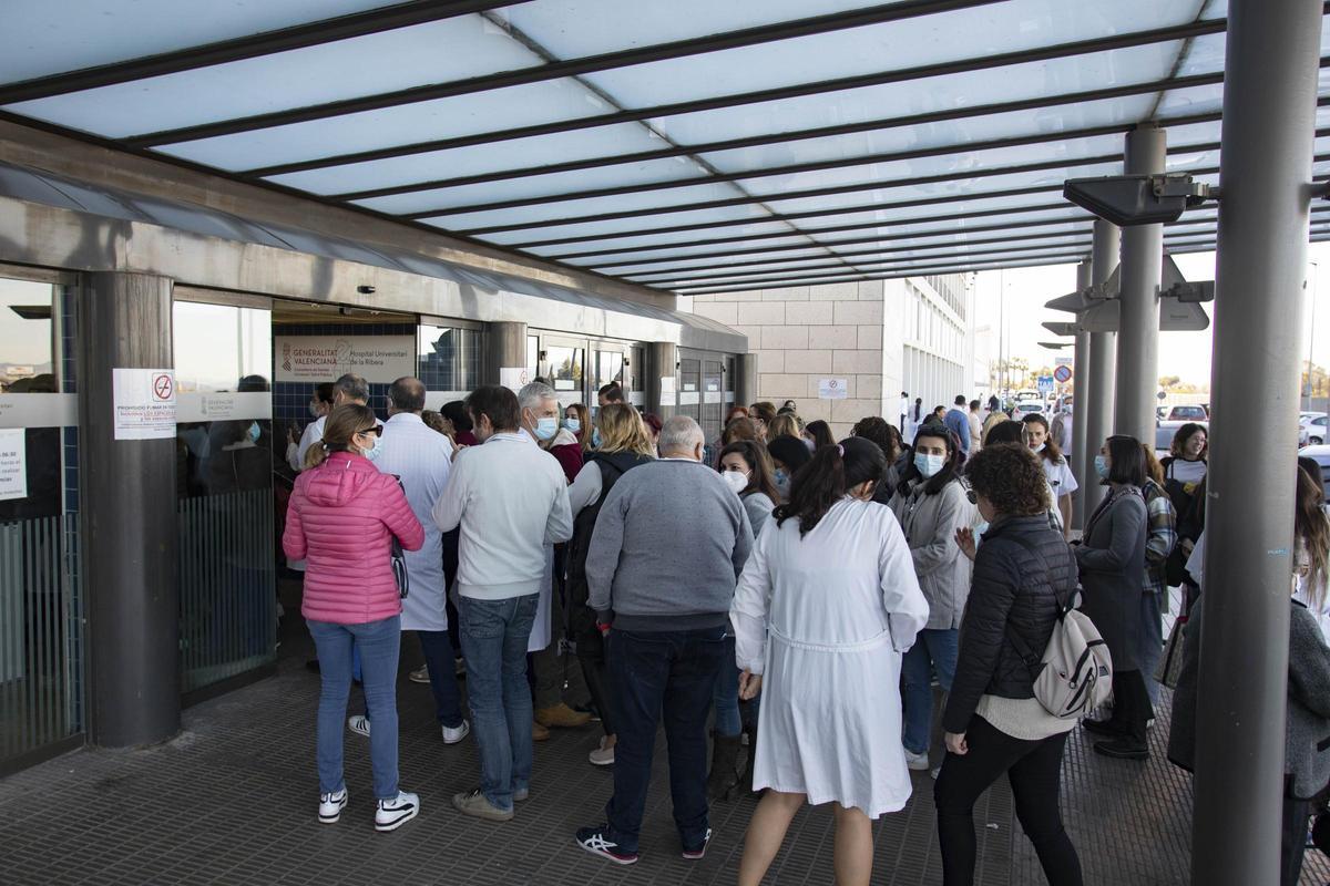 Concentración de profesionales sanitarios a las puertas del Hospital de la Ribera en una imagen de archivo.