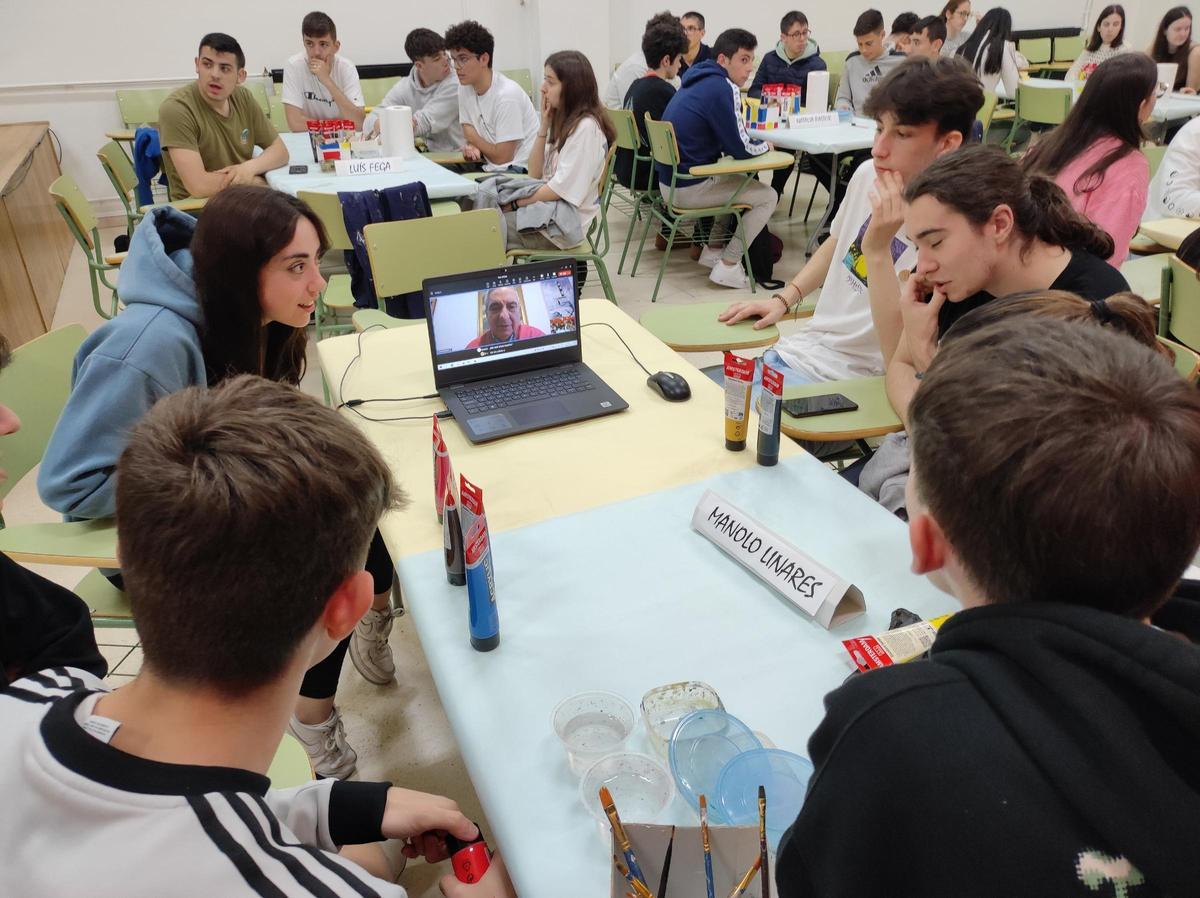 El grupo de Linares siguiendo al artista por videoconferencia.