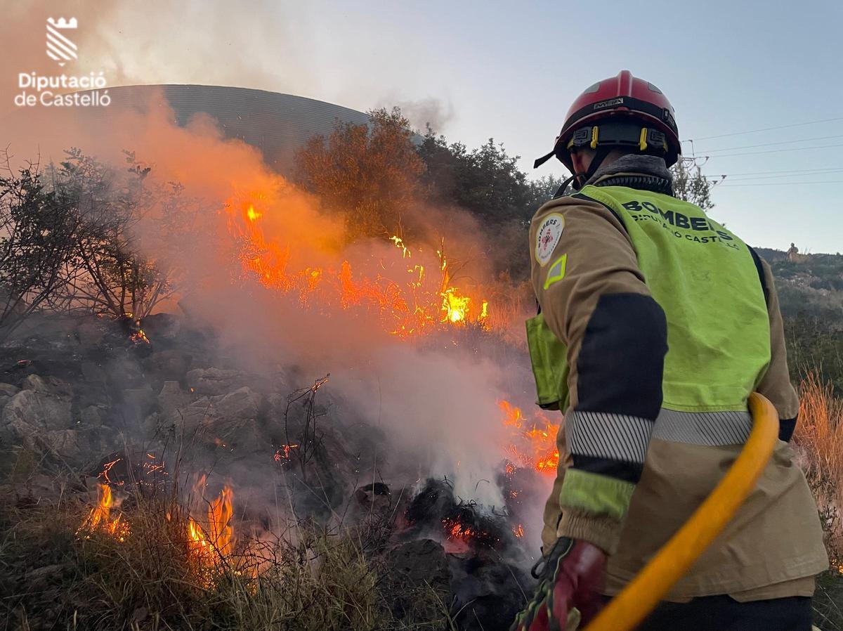 Un efectivo de los bomberos apagando el fuego de este sábado en la Vilavella, causado por el viento. Un efectivo de los bomberos apagando el fuego de este sábado en la Vilavella, causado por el viento.