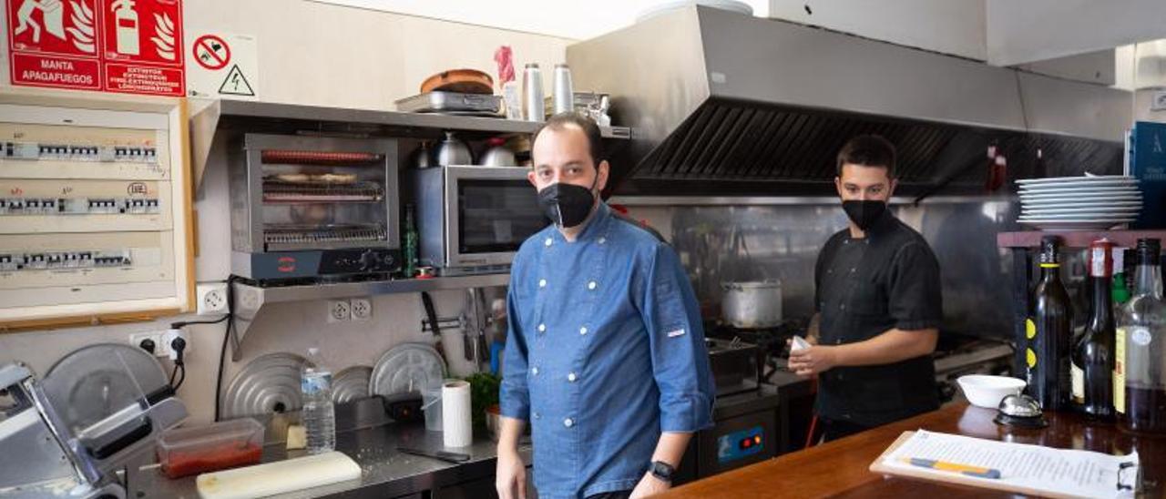 Rai Prats, propietario del bar Sa Nova Plaça, junto al cocinero.