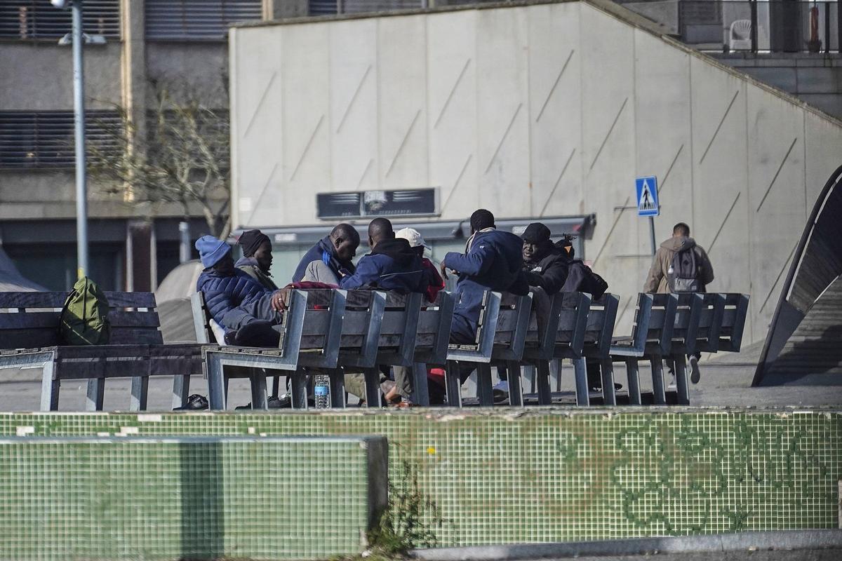 Un grup de persones d'origen subsaharià al parc Central aquest dijous.