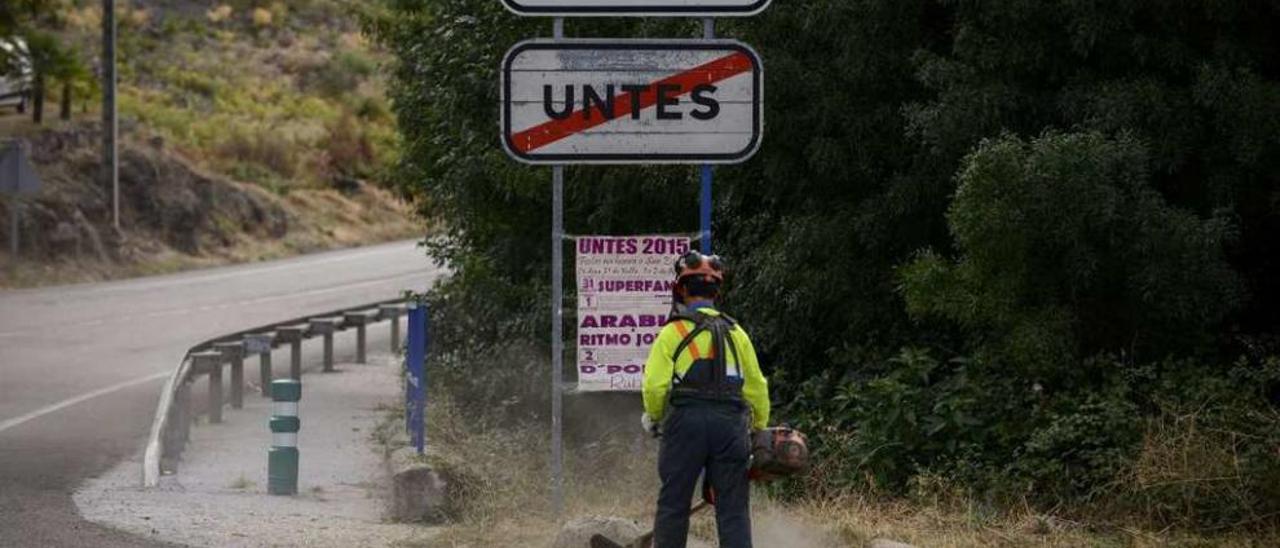 Un operario realizando tareas de desbroce en la periferia de la ciudad. // Brais Lorenzo