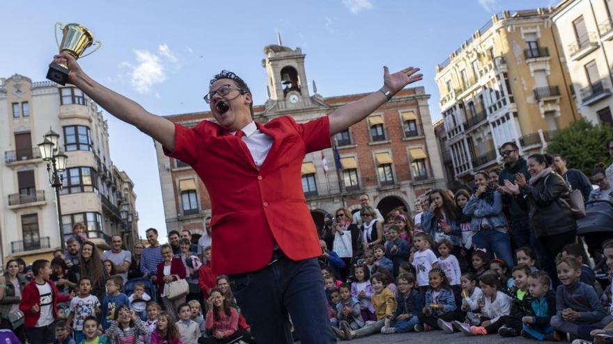 Uno de los espectáculos de magia celebrados durante las jornadas en la Plaza Mayor de Zamora.