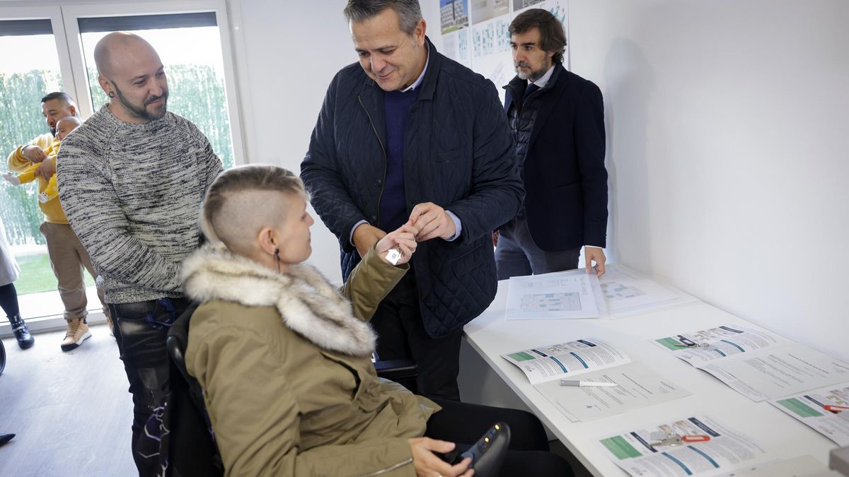 Jorge Rodrigo, consejero de Vivienda, durante la entrega de las llaves.
