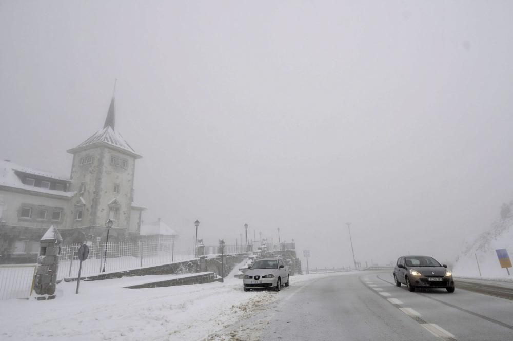 Asturias bajo el primer manto de nieve del año