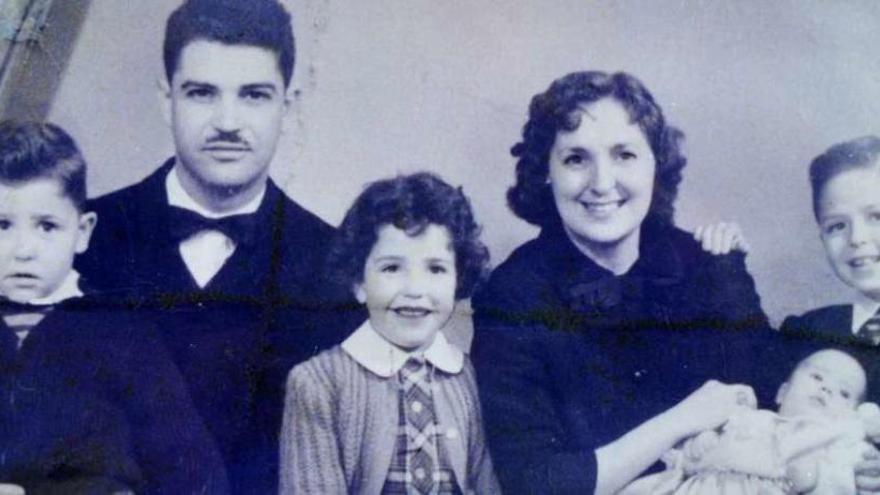 Domínguez y su esposa Carmen con sus hijos Rafael (i) y Miguel y las hijas Carmen (que fue Premio Nacional de Pintura) y la recién nacida Sabela en una imagen familiar tomada en 1956. // Rep. G.S.