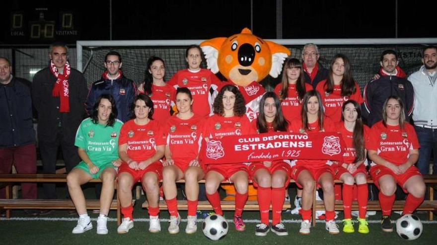 Plantilla del CD Estradense femenino de fútbol sala, cuerpo técnico, directivos y mascota de la entidad. // Bernabé/Javier Lalín