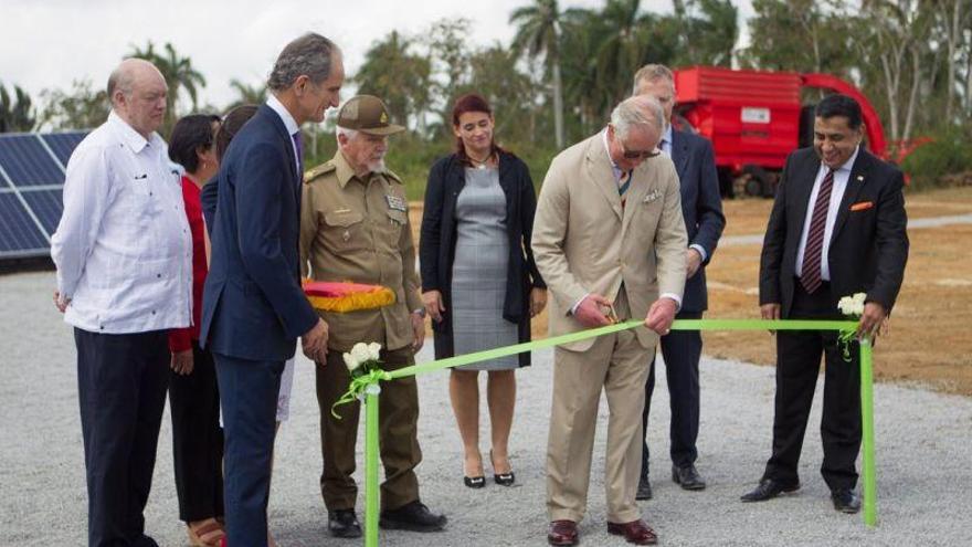 El príncipe de Inglaterra coloca la primera piedra de un parque solar en Cuba