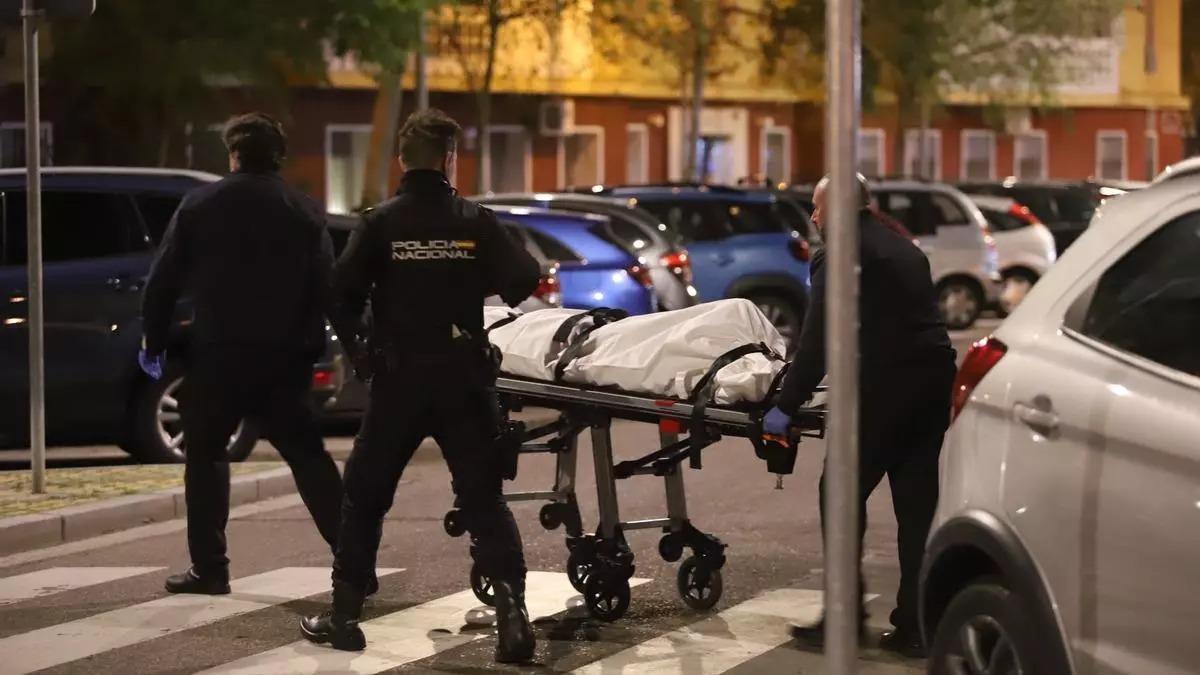 Operarios trasladan el cadáver de un vecino de Sagunto  tras el hallazgo en su vivienda, en abril de 2024.