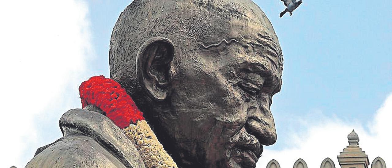 Estatua de Mahatma Gandhi en Vidhana Soudha, en Bangalore.