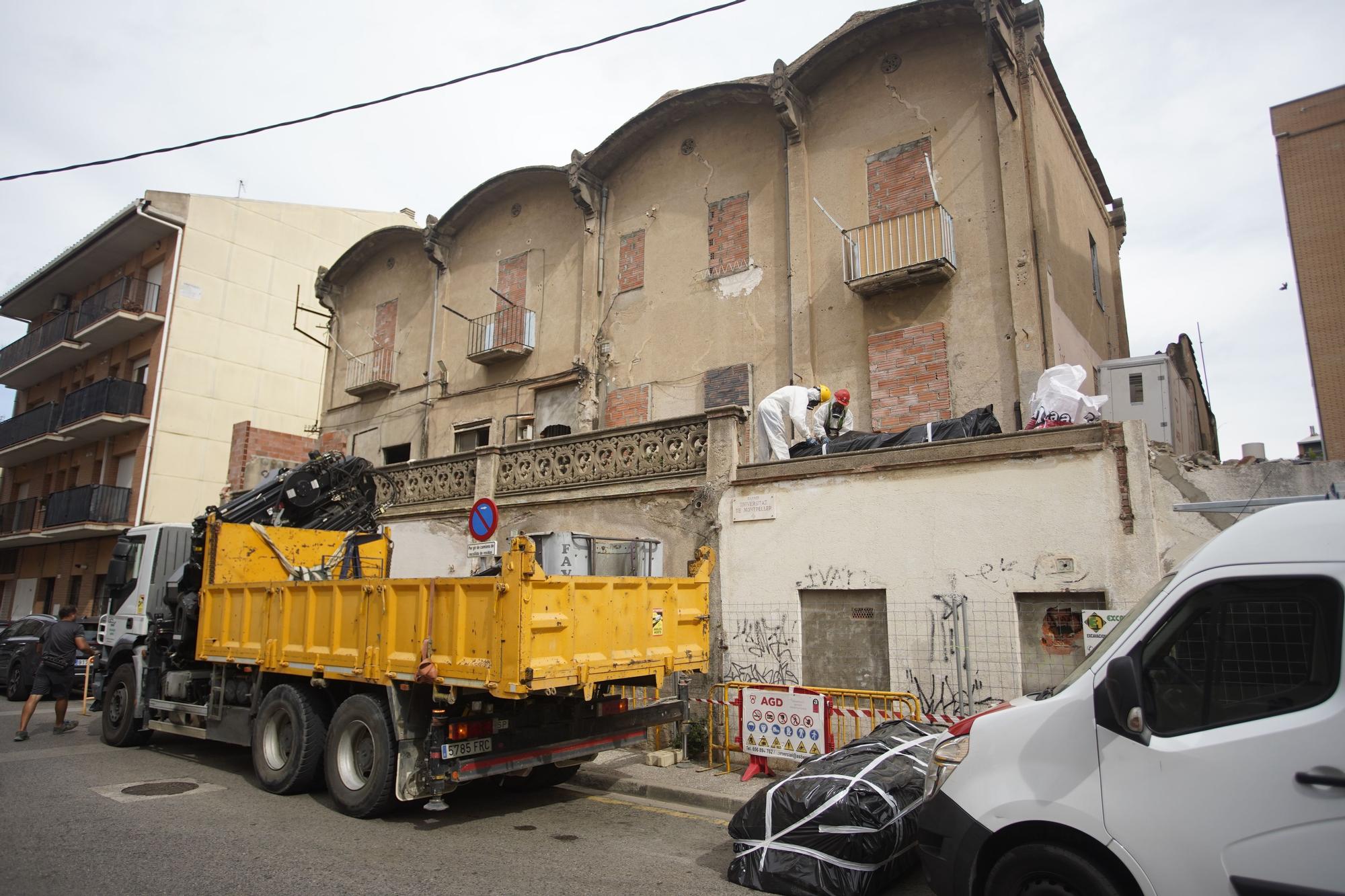 Retiren el fibrociment per enderrocar els edificis del carrer Universitat de Montpeller