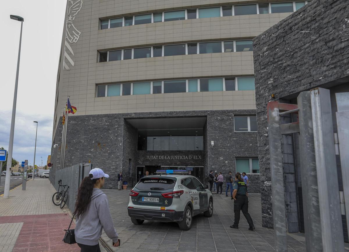 Un vehículo de la Guardia Civil accede a la Ciudad de la Justicia de Elche