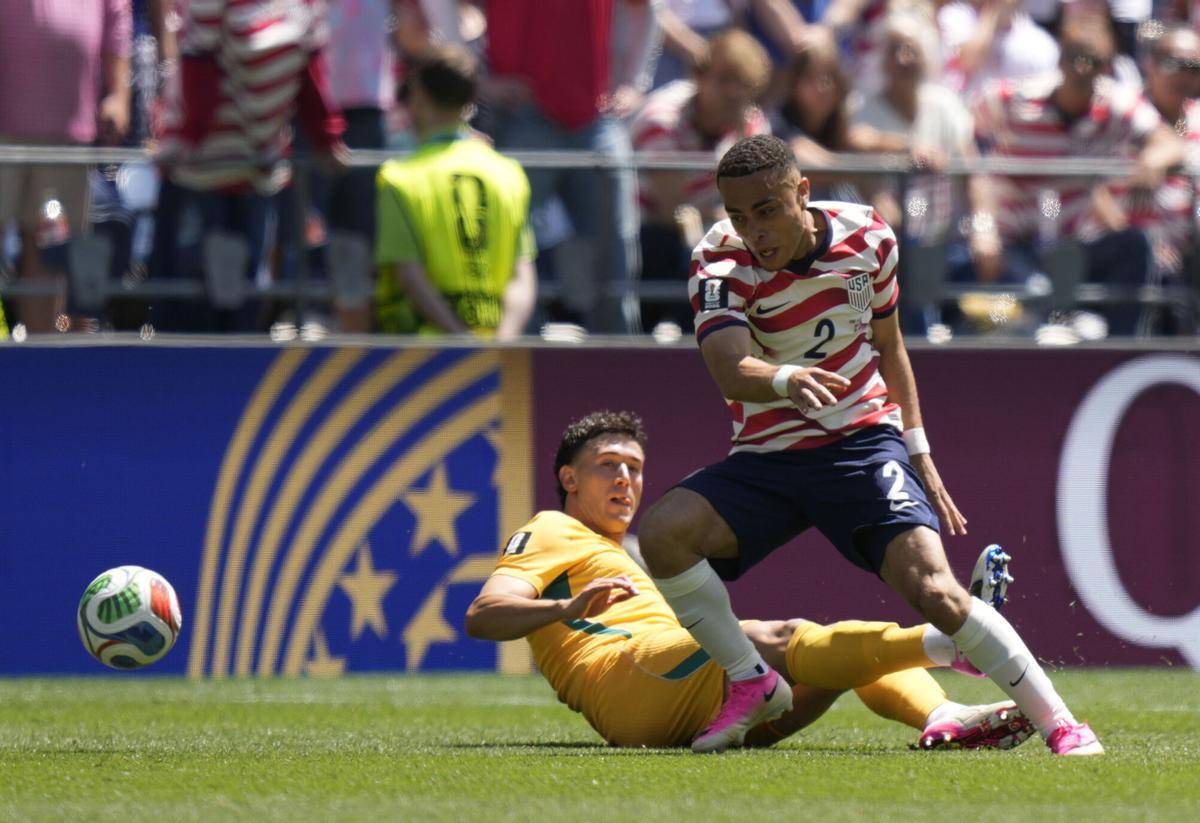 SEATTLE (United States), 19/06/2026.- Sergino Dest of USA (R) and Alessandro Circati of Australia in action during the FIFA World Cup 2026 group stage match USA against Australia, in Seattle, USA, 19 June 2026. EFE/EPA/STEPHAN BRASHEAR
