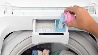 La única cucharada que debes echar a la lavadora para tener la ropa limpia