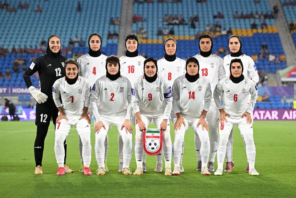 La selección femenina de fútbol de Irán posa antes del partido frente a Corea del Sur.