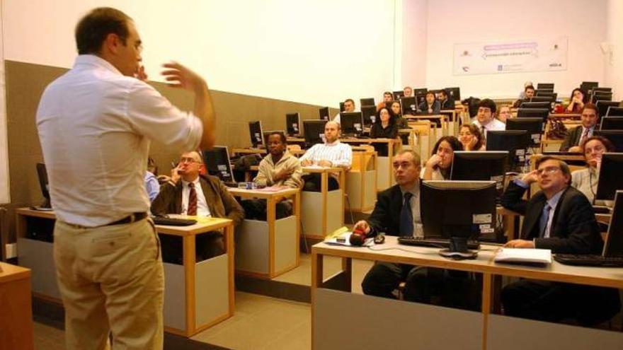 Asistentes a un curso de un máster voluntario en la Universidade da Coruña. / carlos pardellas