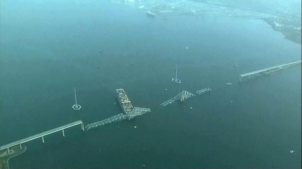 Un barco carguero  impacta contra el puente Francis Scott Key en Baltimore