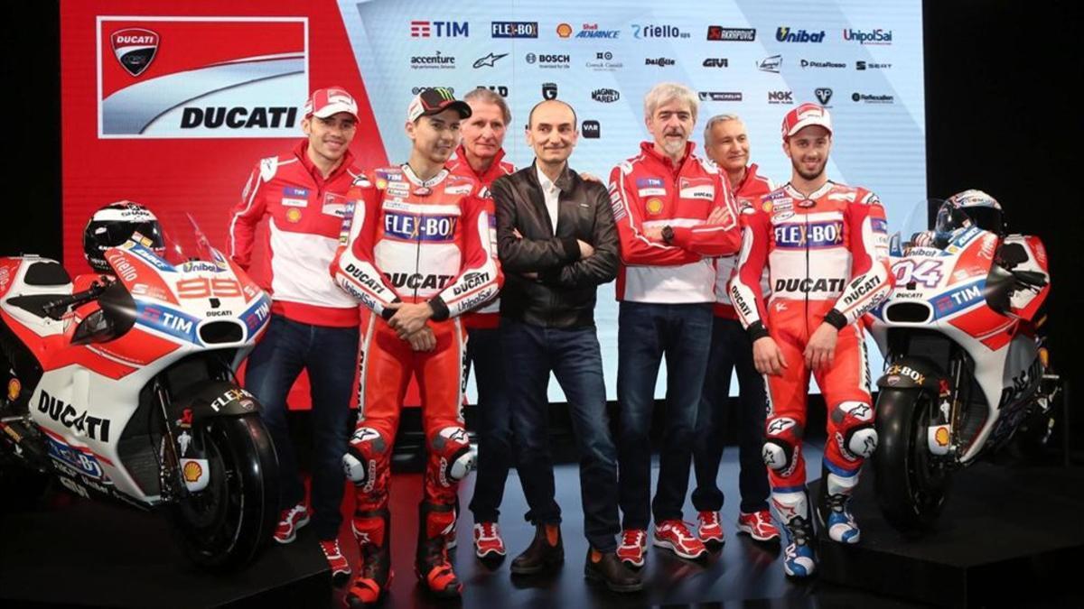 Lorenzo y Dovizioso, con el staff de Ducati