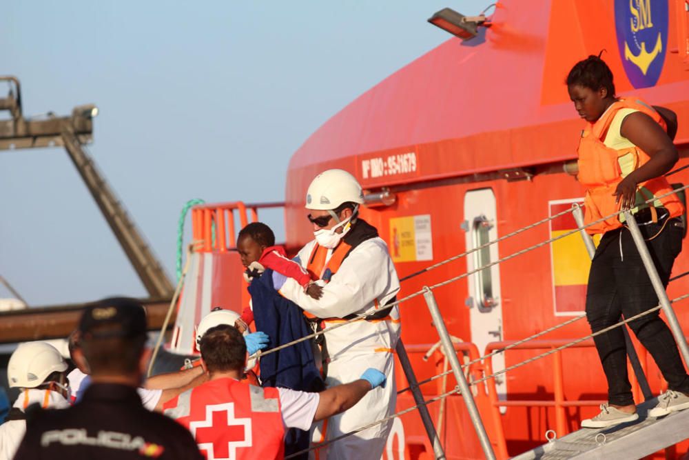 Trasladados a Málaga los ocupantes de una patera rescatada por Salvamento Marítimo