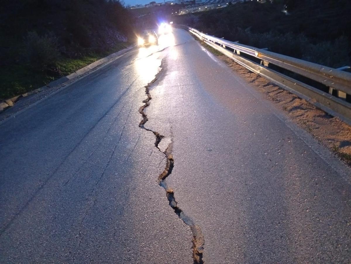 Daños en la MA-3102, la carretera de acceso a Colmenar desde la A-356