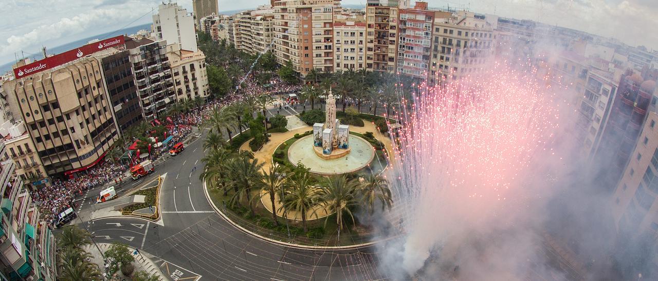 Mascletá disparada en la plaza de Luceros en una edición pasada de las Hogueras