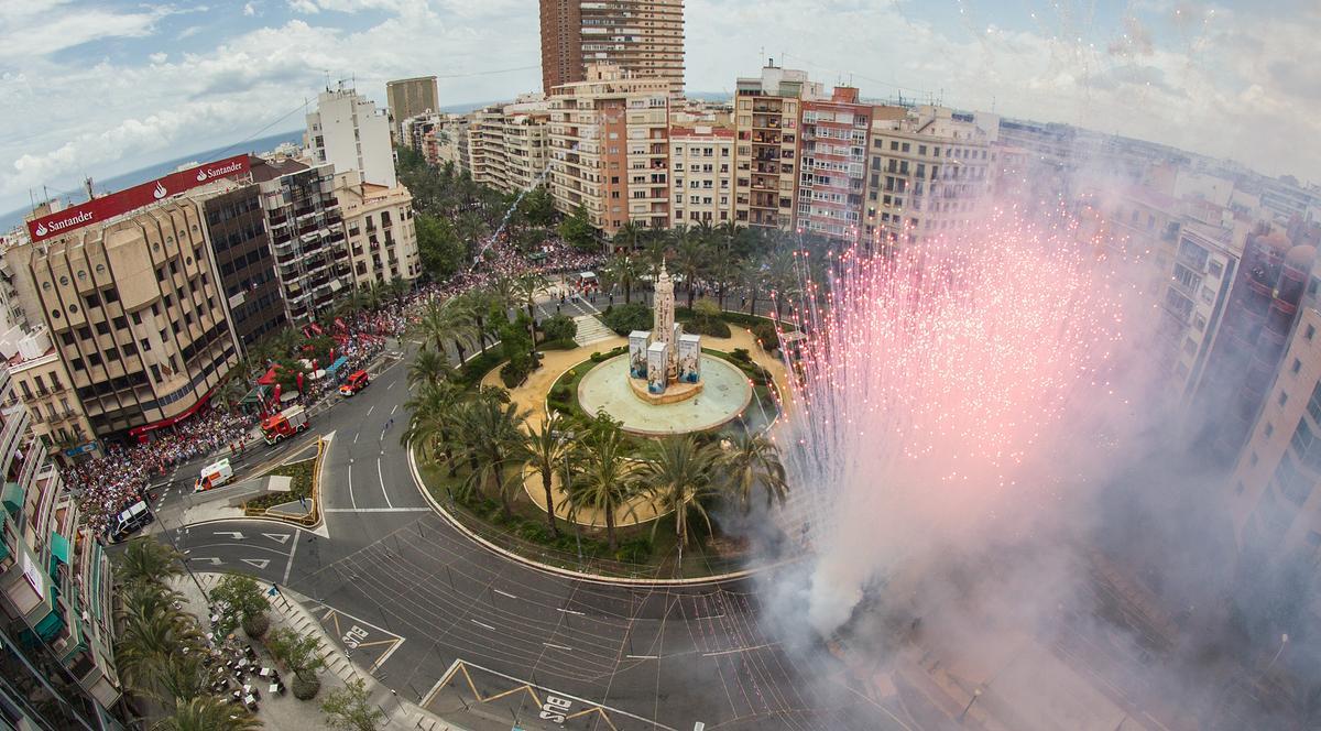 Mascletá disparada en la plaza de Luceros en una edición pasada de las Hogueras