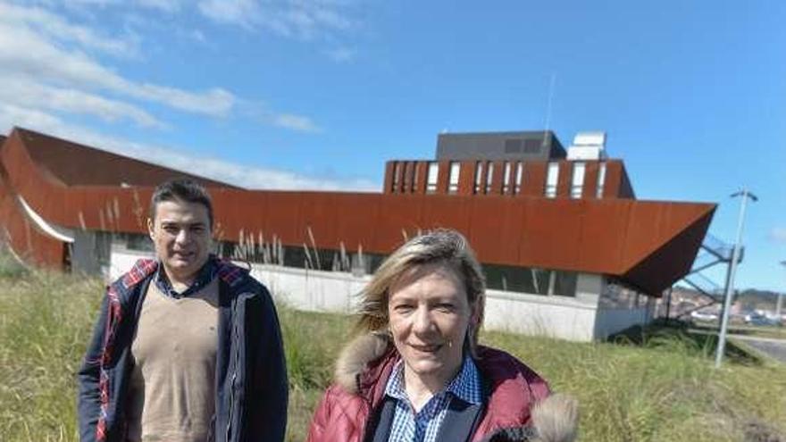 Pedro de Rueda y Esther Llamazares, ayer, delante de la nueva sede de la Escuela Superior de Arte.