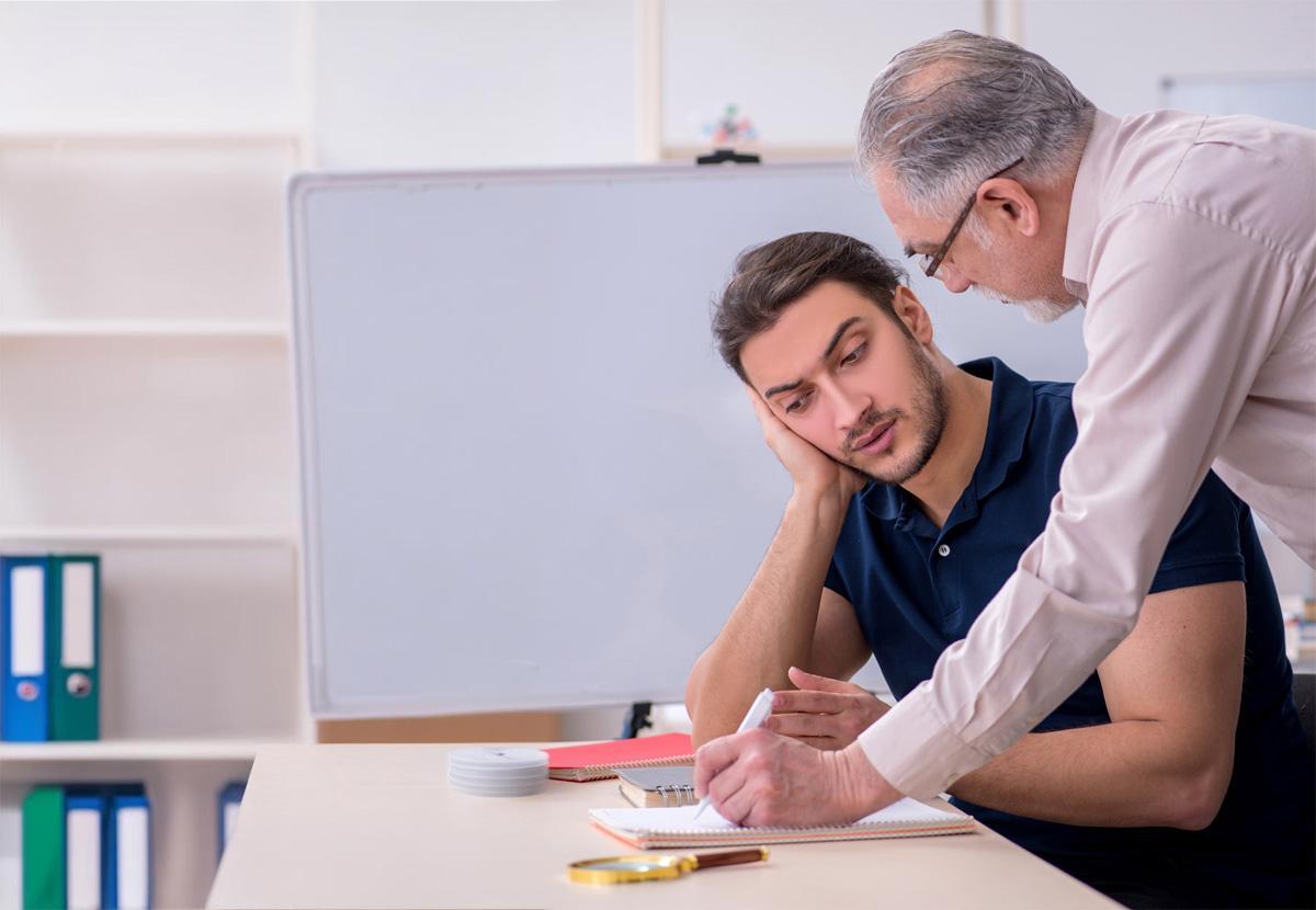 Un professor fa unes indicacions a un alumne.