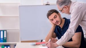 Un professor fa unes indicacions a un alumne.