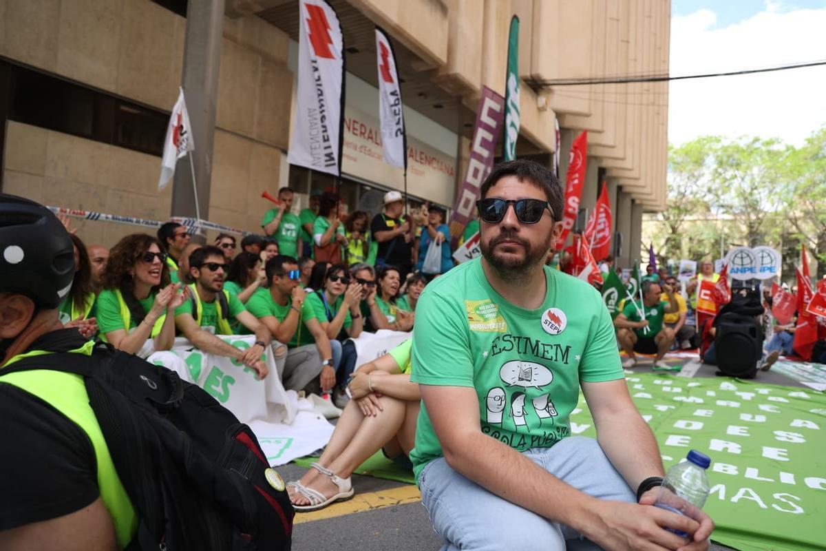 Protesta de los profesores frente a la sede territorial de Educación en Alicante