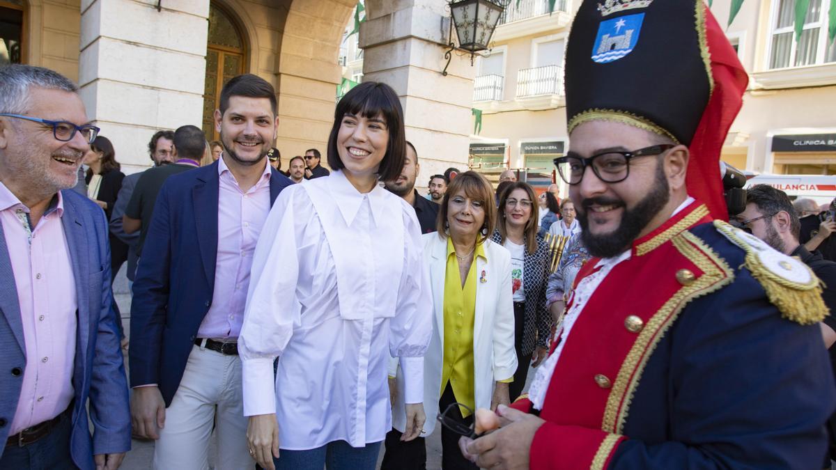 El Tio de la Porra ante el alcalde la ministra Diana Morant, el alcalde José Manuel Prieto y el vicealcalde, Josep Alandete