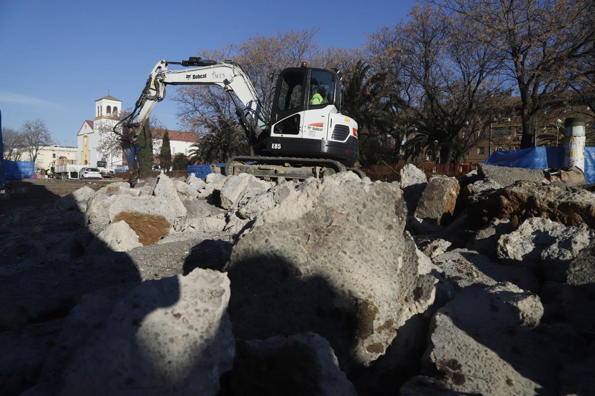 Una maquina opera en las obras de la avenida de Trassierra, con la Iglesia de las Margaritas de fondo.