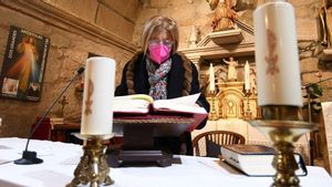 La regidora gallega que fa de cura: «Em posaré la minifaldilla per portar els homes a missa»