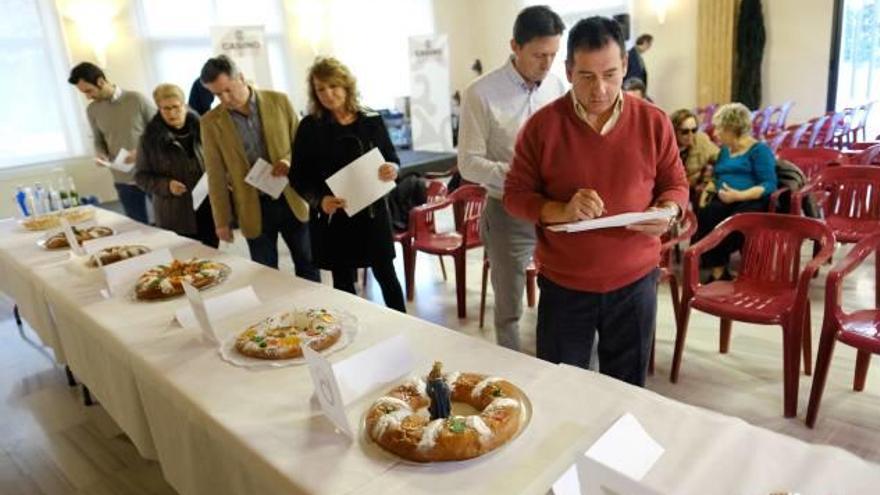 Los miembros del jurado examinando los roscones presentados a concurso.