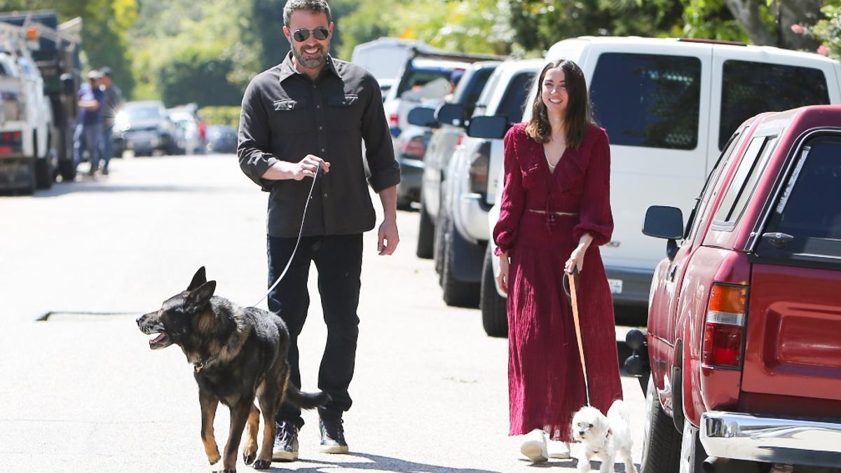 Ben Affleck y Ana de Armas pasean a sus respectivos perros