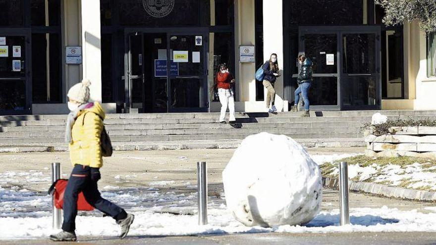 Los pueblos del Pirineo critican la suspensión de las clases porque &quot;siempre nieva y no se tiene en cuenta&quot;