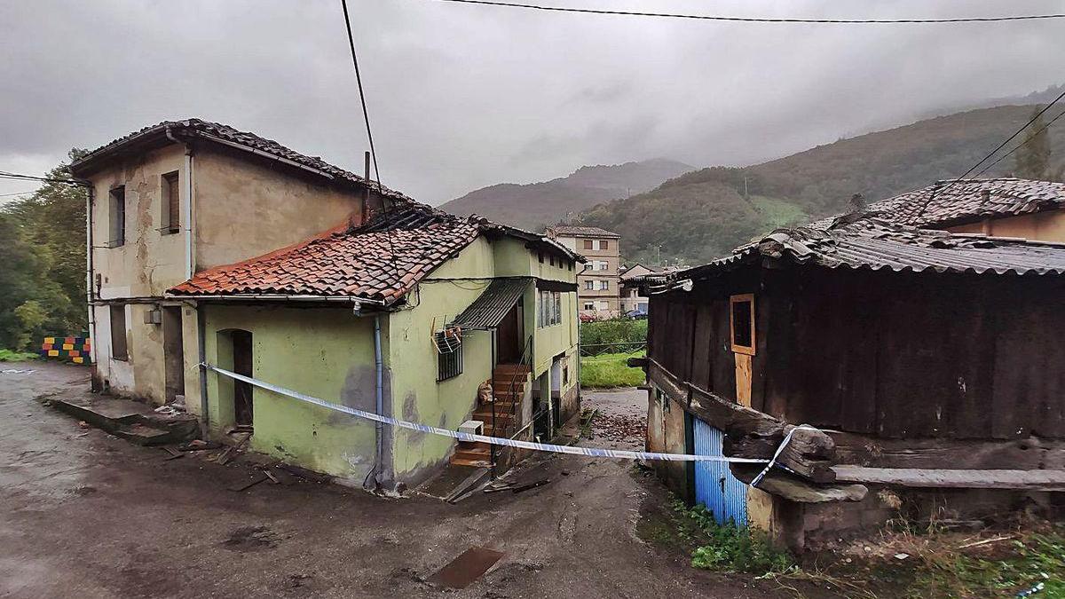 La vivienda afectada, en el centro, en el pueblo mierense de Cabojal, en el valle de Turón.