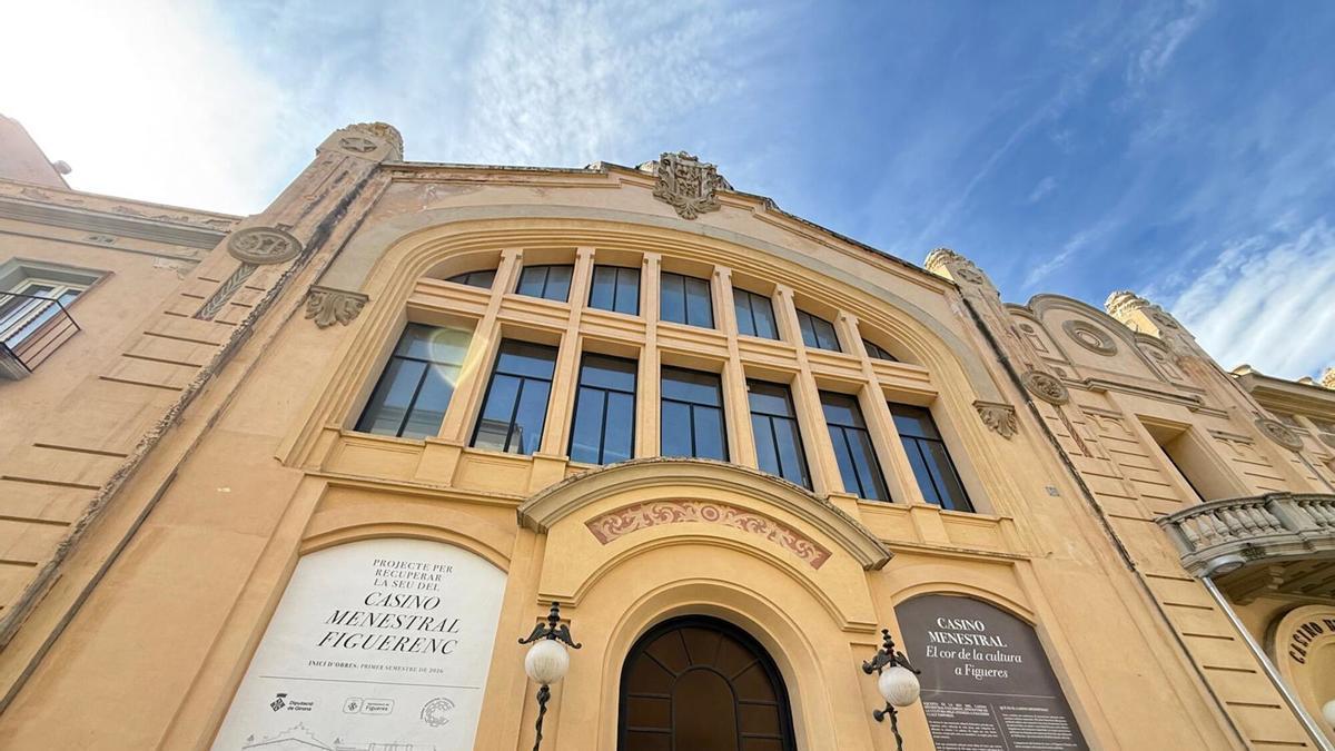 La façana de l'edifici del casino amb el cartell que anuncia el projecte.