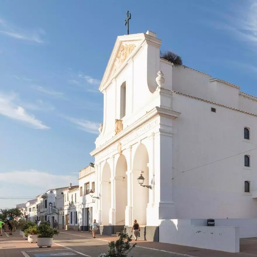 El refugio de Ángels Barceló (62 años) es un precioso pueblo de esencia mediterránea: tiene playas de aguas cristalinas, una iglesia del siglo XVIII y solo 7.000 habitantes