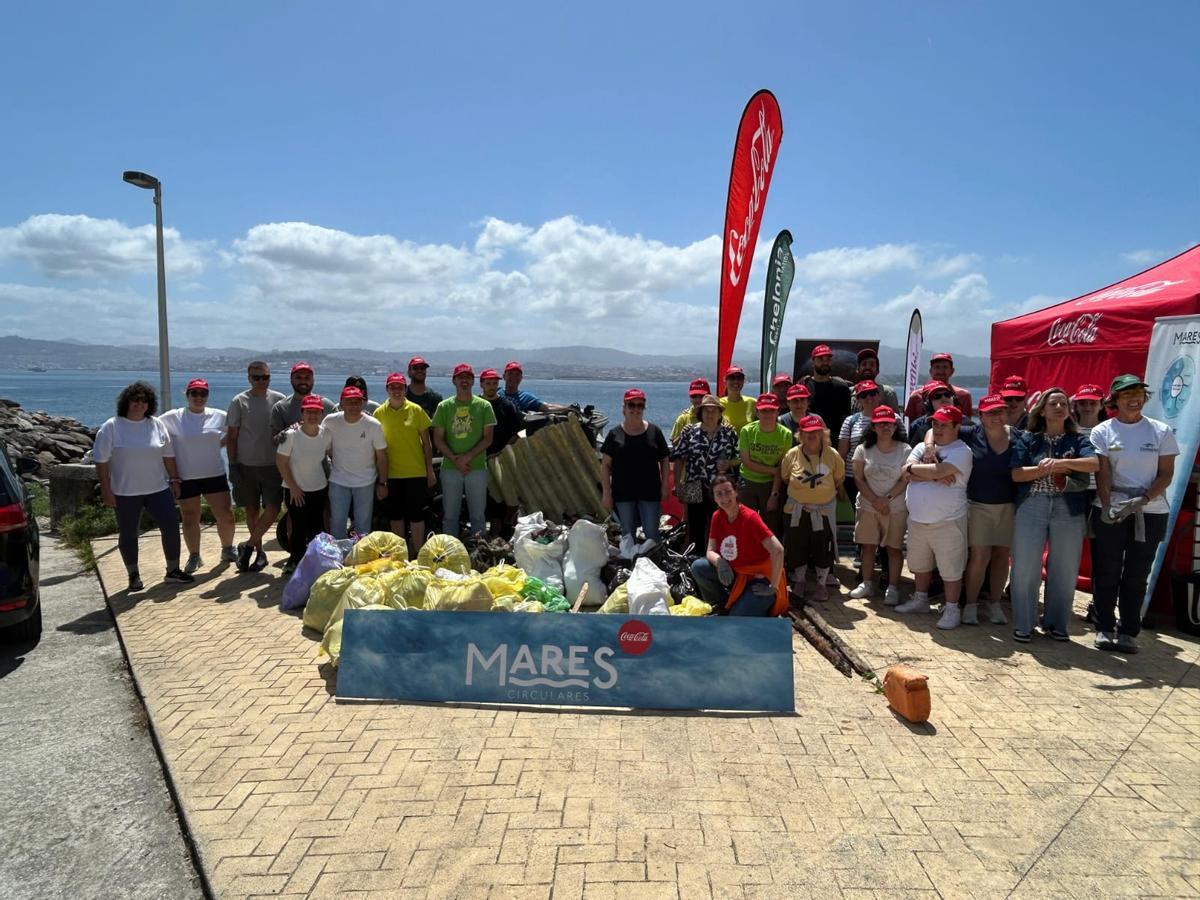 Grupo de trabajo que participó en la recogida de residuos marinos en Cangas.