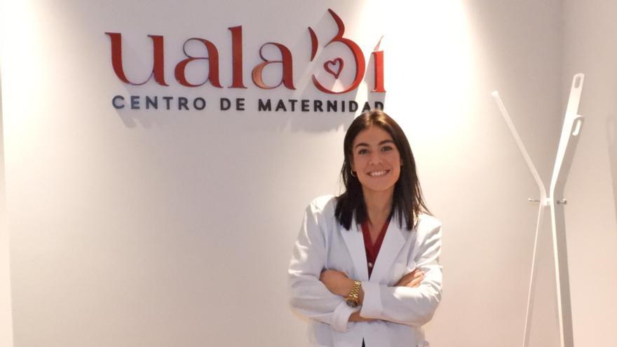 Mercedes Tejedor, junto al rótulo de su centro de maternidad.