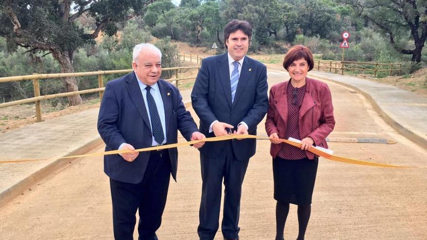 Deusedas, Vila i Cortada, tallant la cinta del nou vial.