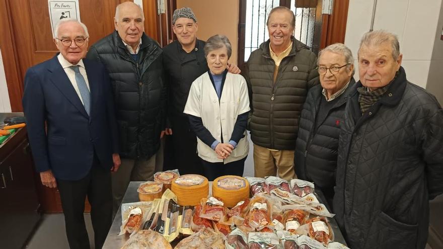 José García-Inés, presidente de la Cocina Económica de Oviedo; José Antonio Alonso, presidente de la Sociedad Protectora de la Balesquida; Florentino Menéndez, jefe de cocina; sor Carmen Lorenzo, superiora de la Cocina Económica; Willy Pola, vicesecretario de la Sociedad Protectora de la Balesquida; Javier Gómez y Manuel Gutiérrez, vicepresidente y vocal de la Sociedad Protectora de la Balesquida.