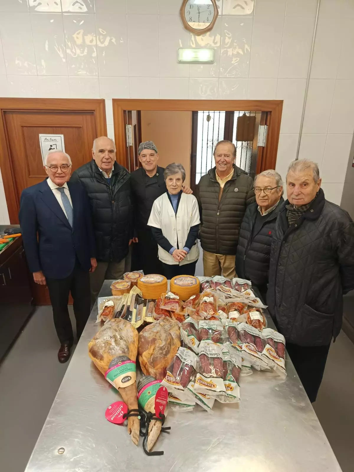 La Sociedad Protectora de La Balesquida colabora con la Cocina Económica de Oviedo para la cena de Nochebuena