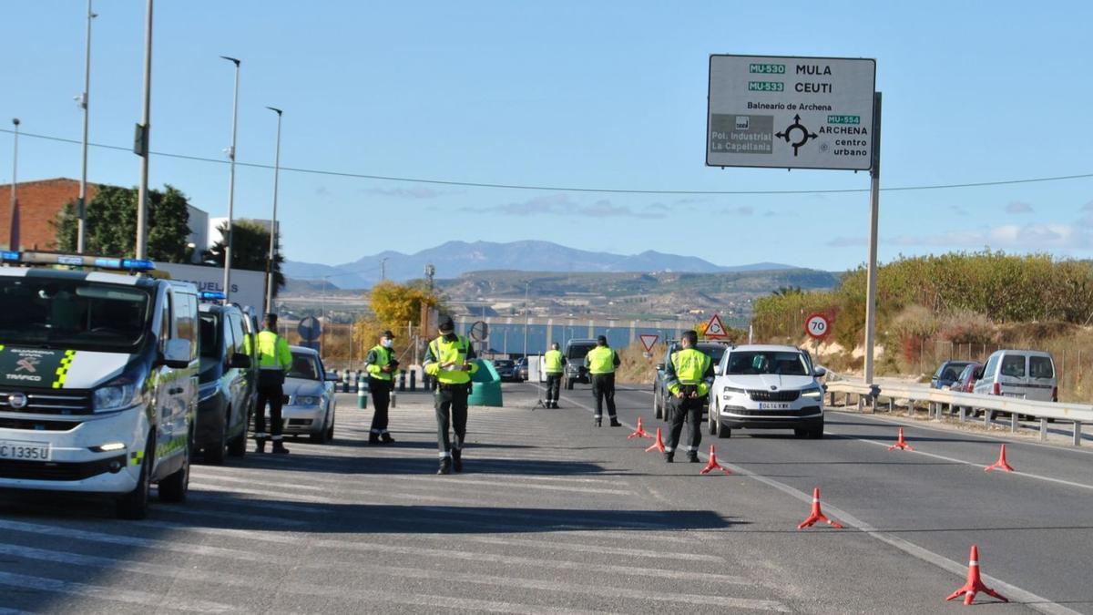 Agentes de la Guardia Civil de Tráfico, ayer en una carretera de la Región de Murcia. | L.O.