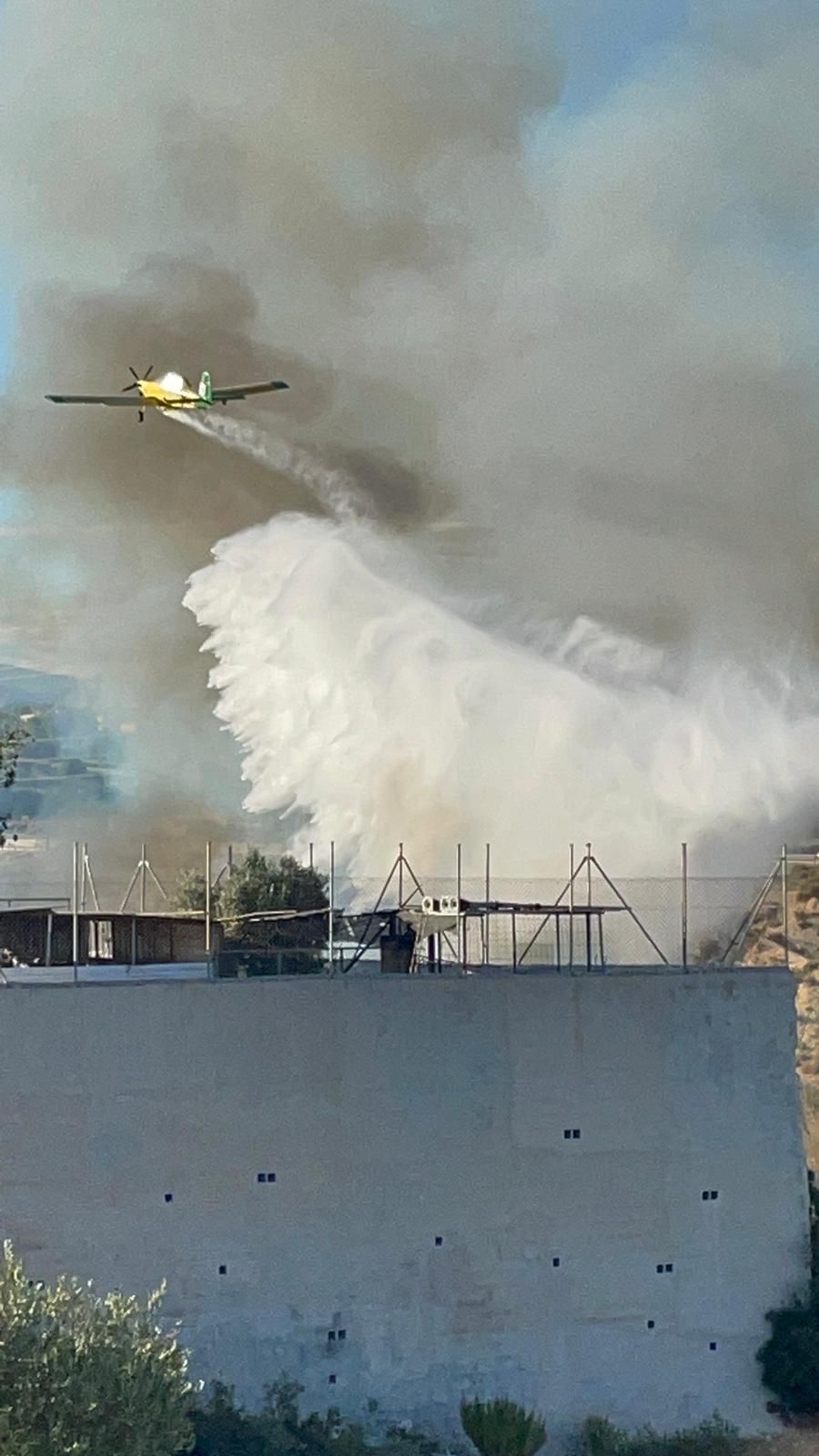 Así han sofocado el incendio que amenazaba unas viviendas en Mutxamel