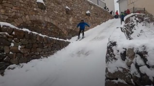 Esquí, y alguna que otra caídas, en las calles de un pueblo de Castelló