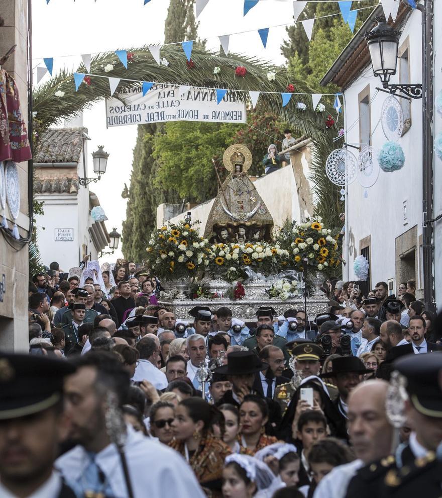 La Virgen de la Montaña baila El Redoble y Cáceres se rinde a la ‘Marcha Caleros’