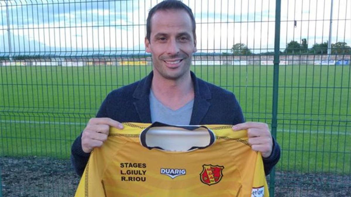 Giuly, con la camiseta del Monts d'Or, su último equipo